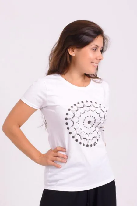 Футболка жіноча з принтом "Мандала" — зростання, свобода і трансформація (приталена)